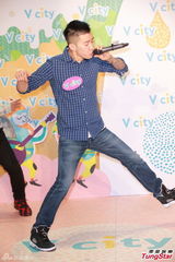 组图：朴宰范呼吁歌迷为海难祈祷 不知尼坤恋情