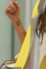 组图：贝嫂维多利亚抵京 黄色披风马甲气势足