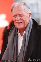 组图：里维斯亮相《肩并肩》首映 与摄影师显亲密