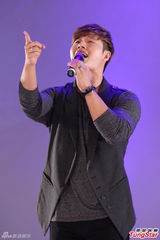 组图：金钟国穿中国传统服装 贴身抱女粉丝