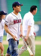 组图：闵孝琳朴振英担任棒球比赛开场嘉宾