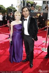 组图：梅丽莎-劳奇紫色礼服显优雅亮相艾美红毯