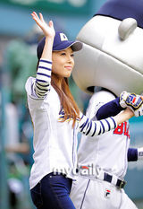 组图：Wondergirls成员婑斌为棒球赛开球