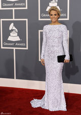 高清组图：凯莉-安德伍德性感亮相格莱美红毯