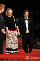 组图：《断开》首映 超模莉丽水墨短裙显个性