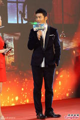 组图：黄晓明拒春晚邀约 吕佳容爆乳陈乔恩偷瞄