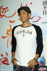 组图：李宗盛桃红衬衫开唱 称林忆莲唱得更好