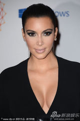 组图：金-卡戴珊深V裙摆拖地性感亮相红毯