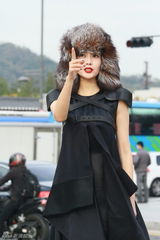 高清图：高圆圆韩国拍摄芭莎写真工作花絮7