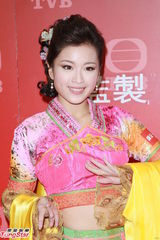 组图：黄浩然为拍戏剃头 黄翠如强调无后台