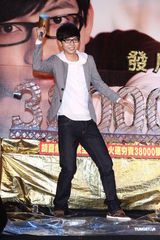 组图：胡夏趁胜追击推新辑 戴爱玲为其发片站台