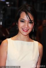 组图：《动物园的明信片》首映 切丽尔获导演护花