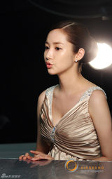 高清组图：韩星朴敏英拍广告肌肤水嫩身姿性感