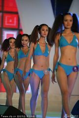 超模大赛佳丽比基尼扭腰斗美腿 扎马尾雷人(图)