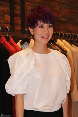 组图：海清紫发亮相品牌周年庆  流利英文与高层热聊