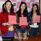 幻灯：f(x)Shinee出席练歌厅开业仪式 留手印纪念