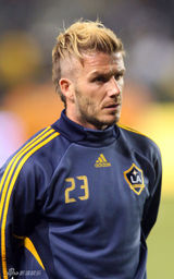 幻灯图集：贝克汉姆新发型雷人 球场下西装帅气