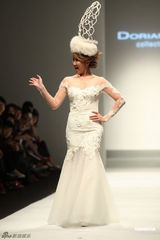 组图：李玟再穿婚纱走秀获献吻 王后造型压轴出场