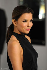 组图：伊娃曼妙身材黑装现身 大展知性魅力