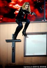 组图：麦当娜挑逗肌肉男上演致命诱惑