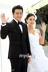幻灯图：张东健高小英婚礼现场 夫妇亮相甜蜜亲吻 