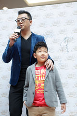 组图：郭涛携子开店捞金 石头叫兽头萌翻全场