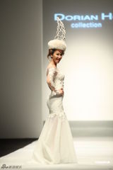 组图：李玟再穿婚纱走秀获献吻 王后造型压轴出场