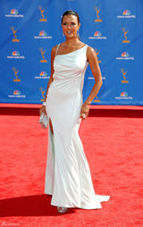高清组图：艾美奖红毯 伊芙-拉茹白色露背礼服
