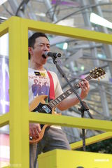 组图：黄贯中街头激情开唱 代24味成员否认斗殴