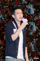 组图：柯震东香港签唱会 态度亲和大方拥抱女歌迷