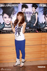 幻灯图集：Twins为个唱彩排 陈伟霆容祖儿探望加油