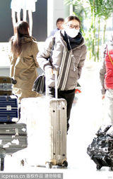 组图：刘诗诗戴口罩睡眼惺忪 疑返京探班吴奇隆