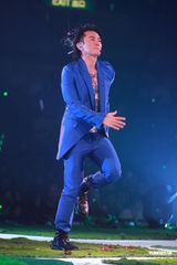 组图：郑伊健开唱遭催婚 女友蒙嘉慧到场欣赏