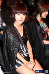 组图：崔允英等靓装出席首尔时装周