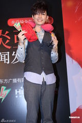 组图：炎亚纶首发新碟现场吹笛 戴红面具个性亮相