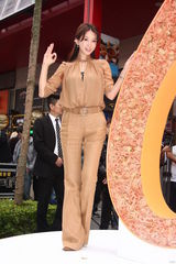 组图：林志玲帅气裤装当导演 称嫁好门比豪门重要