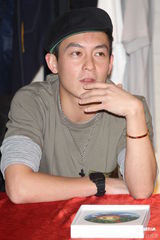 组图：陈冠希举办改版签书会 自曝与女友无结婚打算