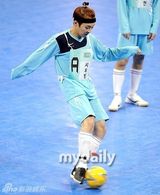 组图：EXO鹿晗等驰骋球场 Beast组进球获胜