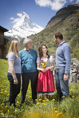 高清图：韩智敏瑞士冬夏之旅展甜美爽朗魅力