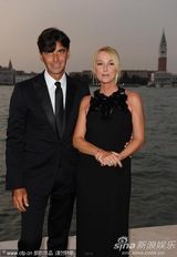 组图：麦当娜黑超黑裙尽展大姐大酷 助阵女性电影奖