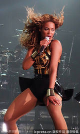 组图：碧昂斯纽约开唱 狂甩乱发跪地秀曲线