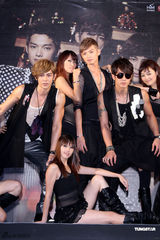 组图：飞轮海签唱会燃“胜利之火” 炎亚纶因病缺席