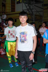 组图：黄浩然有意携子学舞狮