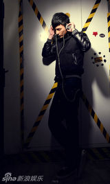 组图：冯铭潮“空少”制服写真 型男造型魅力四射