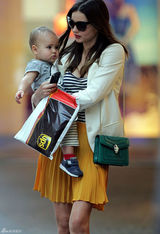 组图：辣妈米兰达风姿绰约 宝贝儿子诠释“天然呆”