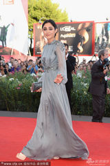 组图：评委伊朗女星法拉哈尼红毯吹泡泡