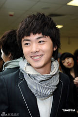 幻灯图：林峰帅气现身《劲歌金曲》 古巨基另类时尚