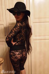 组图：干露露闺房私密写真曝光 比基尼透视装秀肌肤