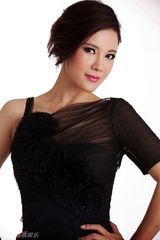 组图：何佳怡时装写真曝光 演绎百变女王视觉盛宴