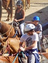 组图：小贝一家骑马出游 辣妹变身酷帅女骑士